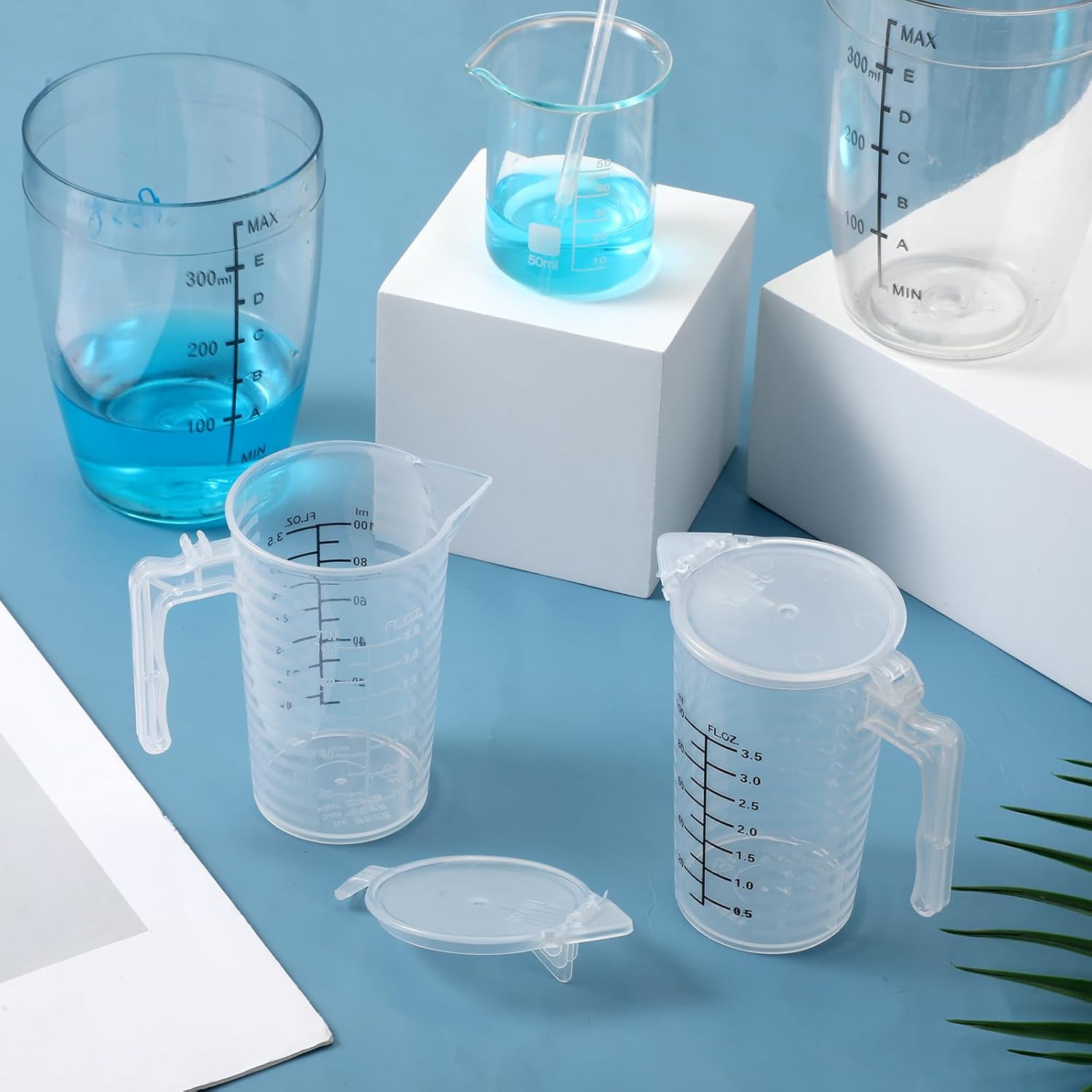 100ml Plastic Graduated Beaker, 2 Pack Liquid Measuring Cup with Handle with Lid, Measuring Pitcher Measure Containers for Liquid Mixing, Pet Food, Motor Oil, Laboratory, Kitchen